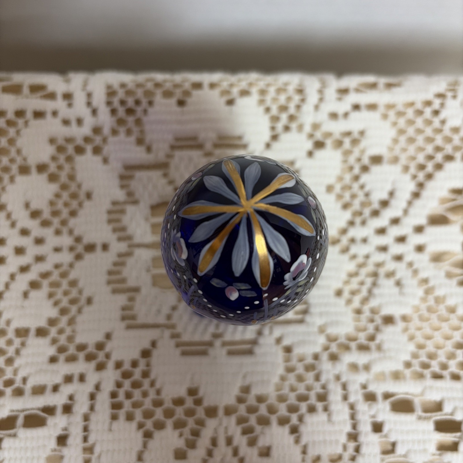 FENTON handpainted Cobalt blue egg. numbered #921/3000 Signed G. Tapia EUC 4”