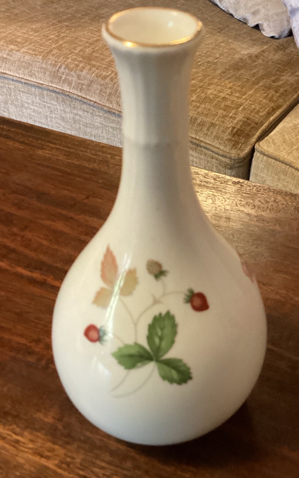 Vintage Wedgwood ‘ Wild Strawberry” Small Bud Vase Porcelain 13 Cm Heigh