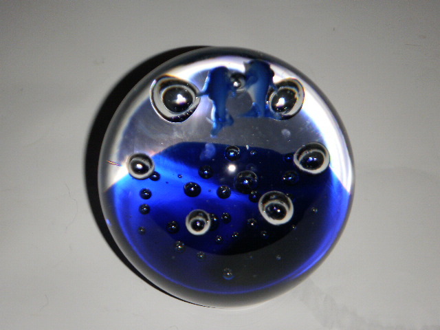 PAIR OF DOLPHINS IN A 3″ ROUND PAPERWEIGHT BUBBLES INTENSE COBALT BLUE 1 LB 7 OZ