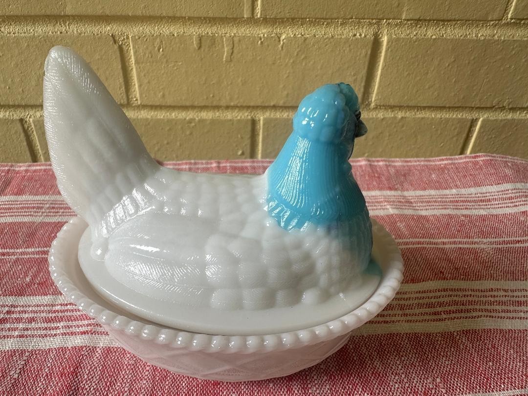 Vintage Westmoreland Hen on a Nest white/Slag
