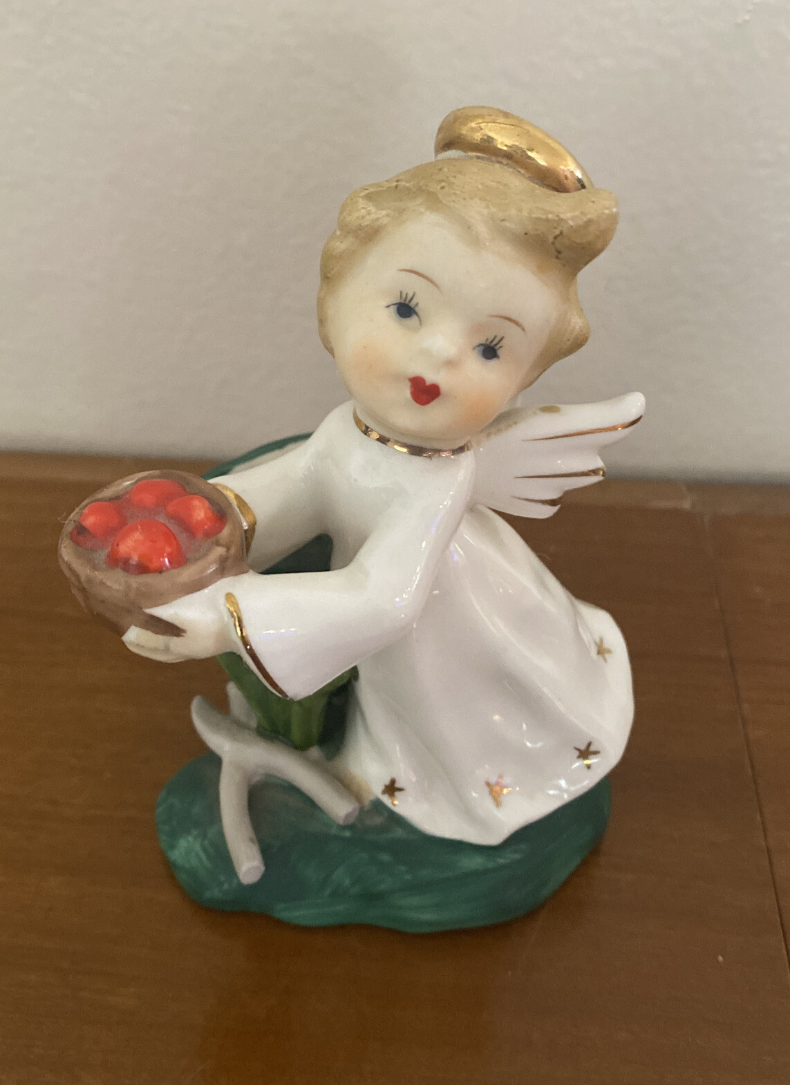 Vintage I.W.RICE & CO. INC an Irice Import Angel Figurine Holding Apples!
