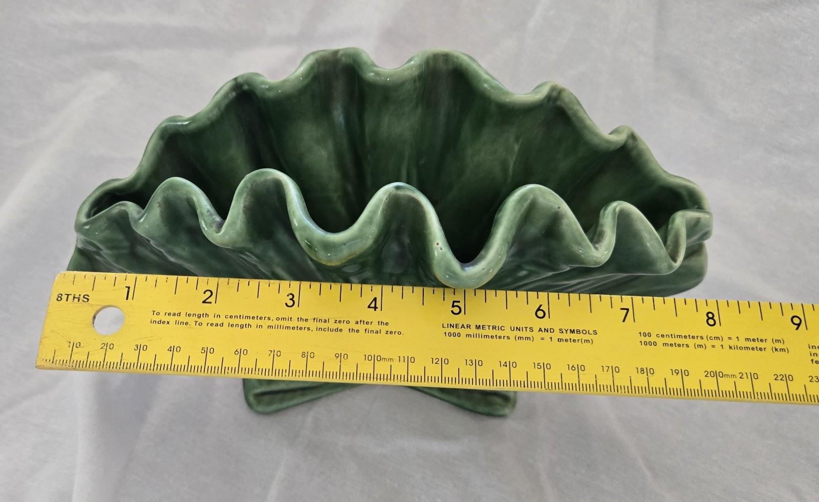 Camark Pottery USA 121 Fan Vase – 10″ Gloss Green Art Pottery – Camden Arkansas