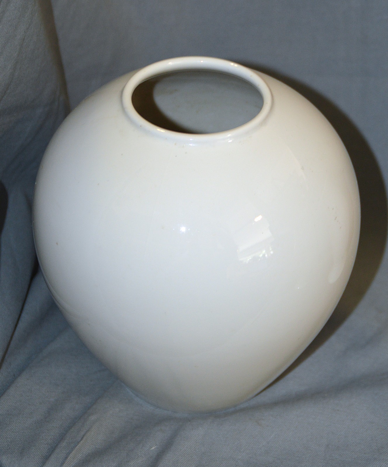 KPM Berlin Egg-Shaped Vase, Siegmund Schütz, White Porcelain, 17 cm, 1941-1953