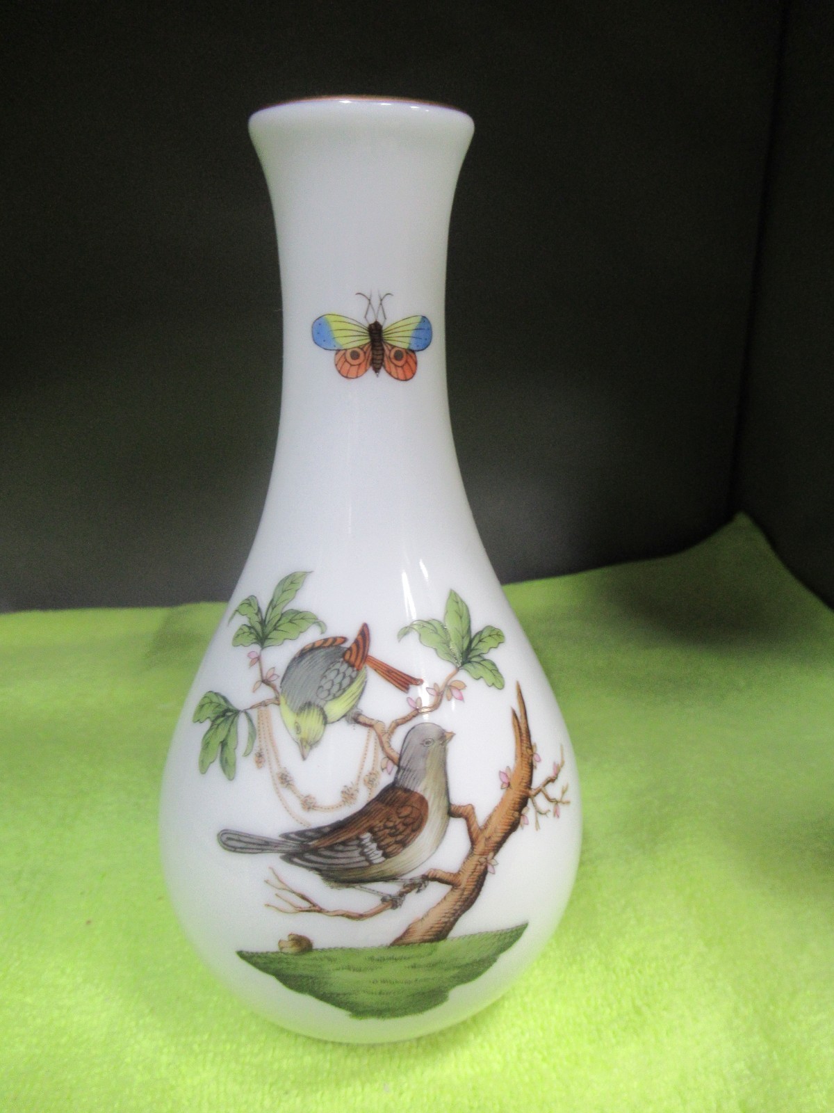 6 1/4″ Herend Hungary Rothschild Bird Hard Bud Vase 7052/RO