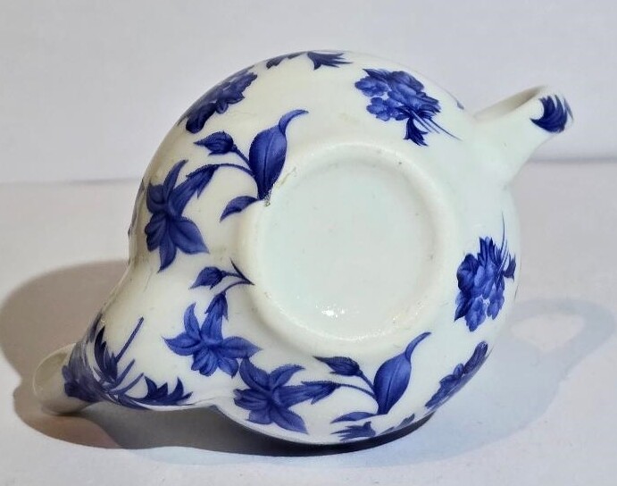 MIniature Teapot Trinket Box Blue & White Floral w/ Gold Trim Clasp & Hinge EUC