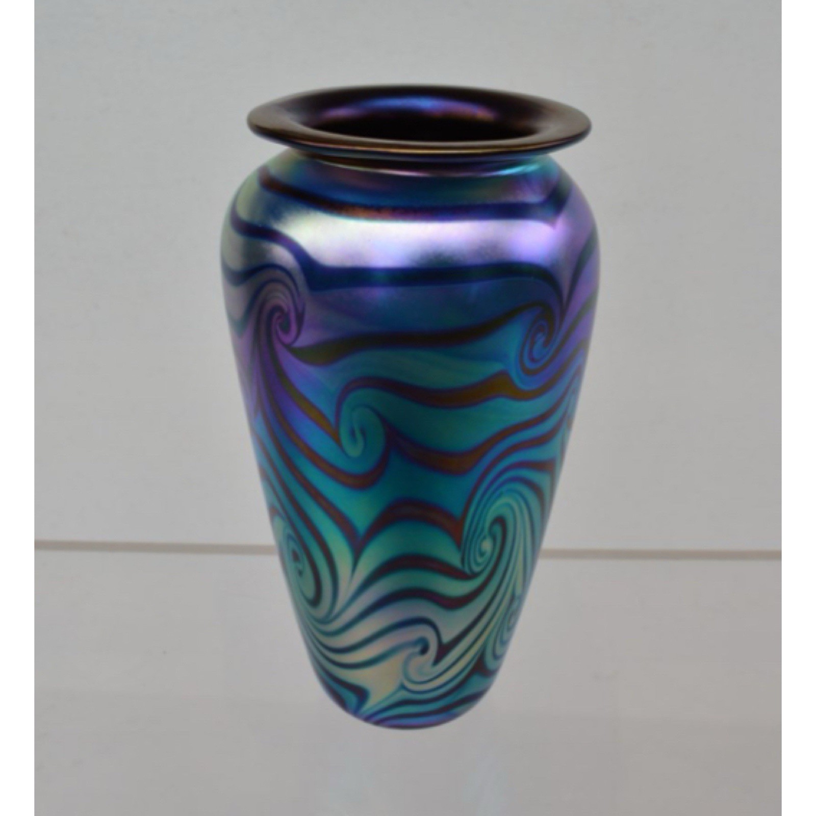Vintage Robert Eickholt Studio Art Glass Pulled Iridescent 8”Vase