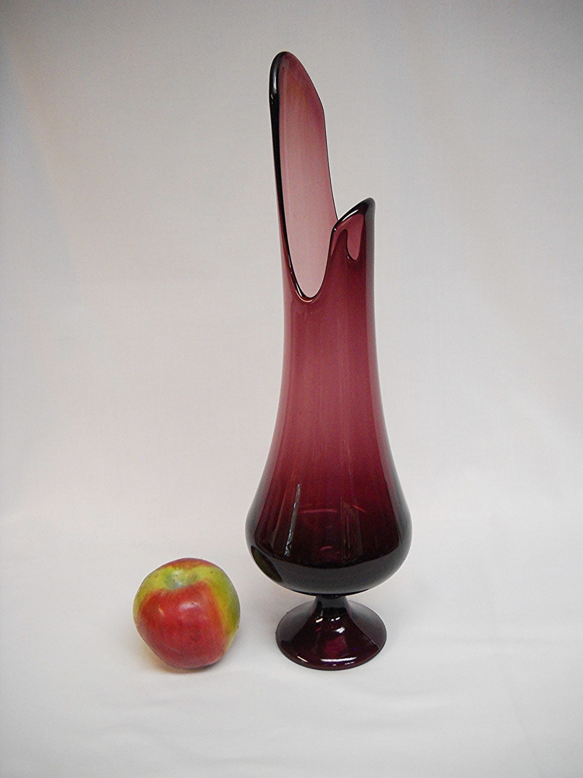 Vintage L.E. SMITH AMETHYST SMOOTHIE SWUNG VASE W. PEDESTAL FOOT-16-1/2″-VG