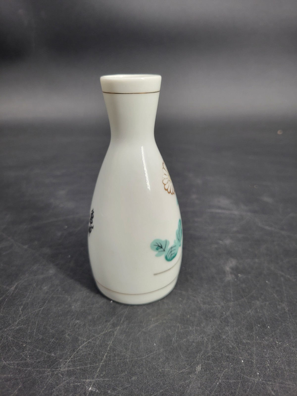 Very Pretty, Vintage Japanese Porcelain Floral Bud Vase / Sake Server – 5″