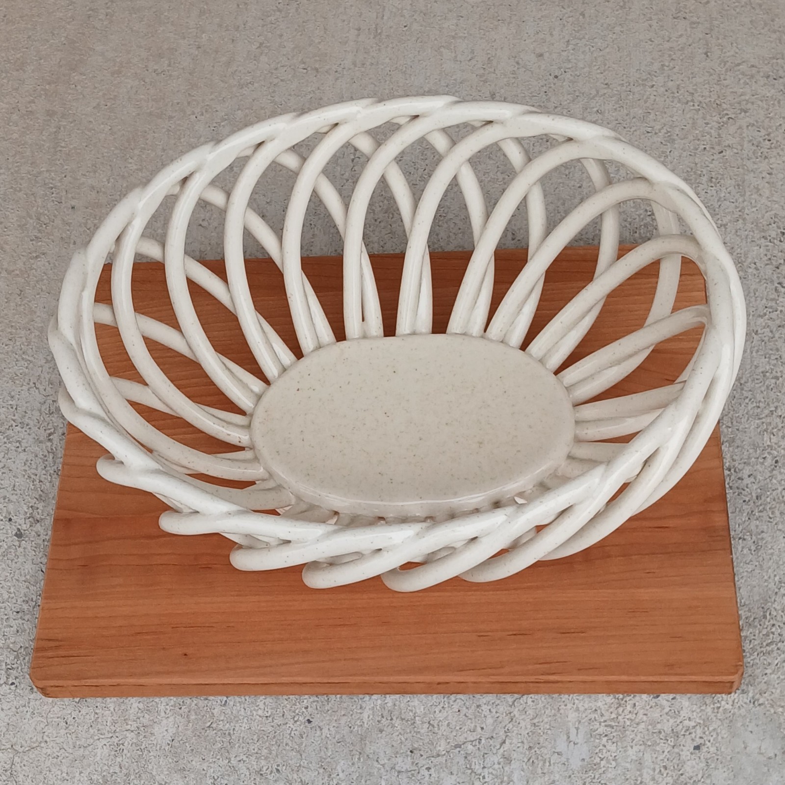 Williams Sonoma Eucalyptus Stoneware Cream Woven Oval Bread Fruit Bowl Vintage