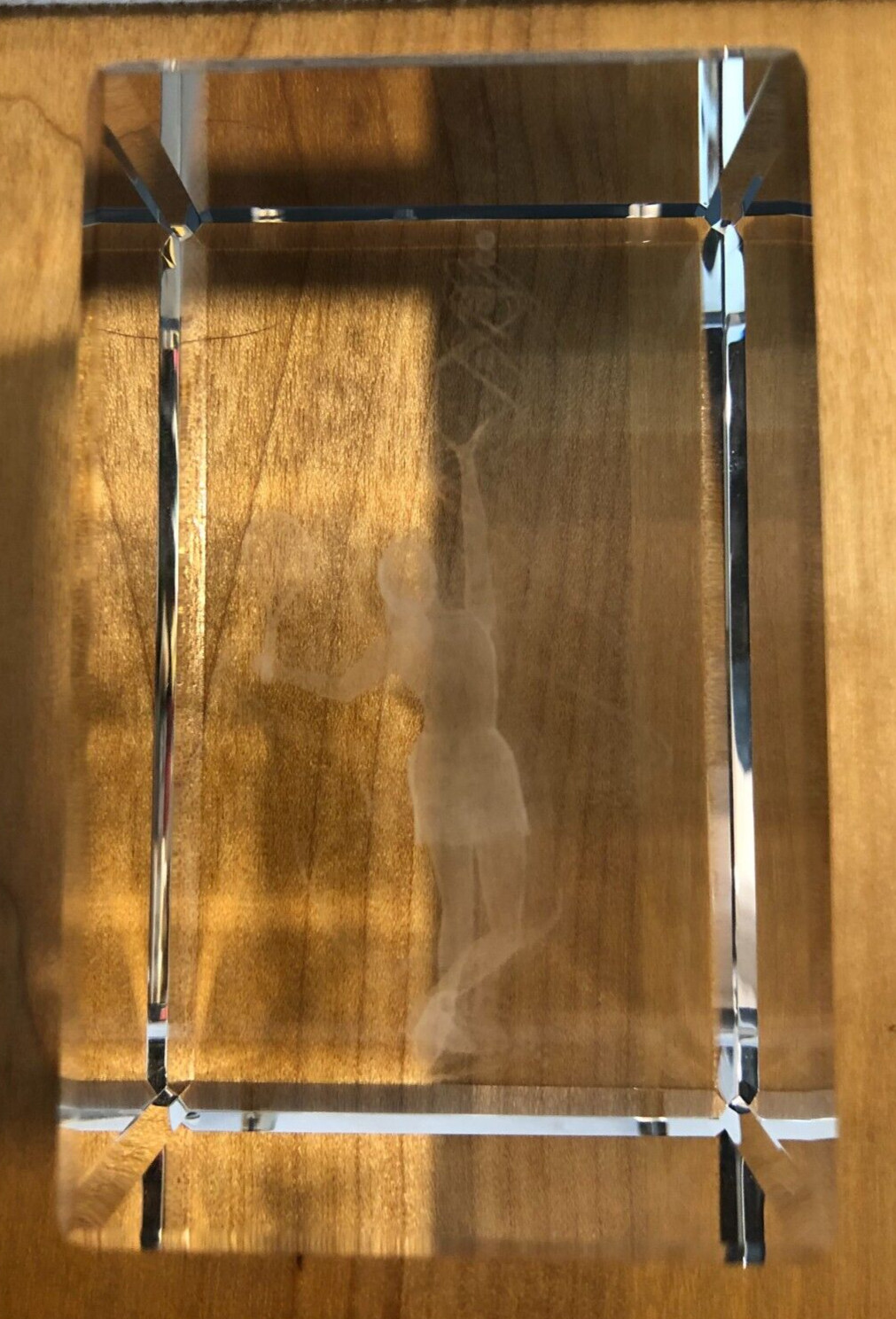 CRYSTAL IMPRESSIONS HOLOGRAM FEMALE TENNIS PLAYER SERVING 3 1/4 ” x 2 ” ISRAEL
