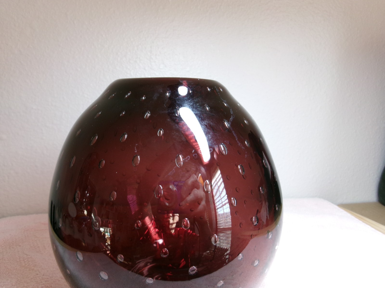 BLOWN ART GLASS AMETHYST VASE W/CONTROLLED BUBBLE PATTERN 5 7/8″ T WT 2 LB 4 OZ