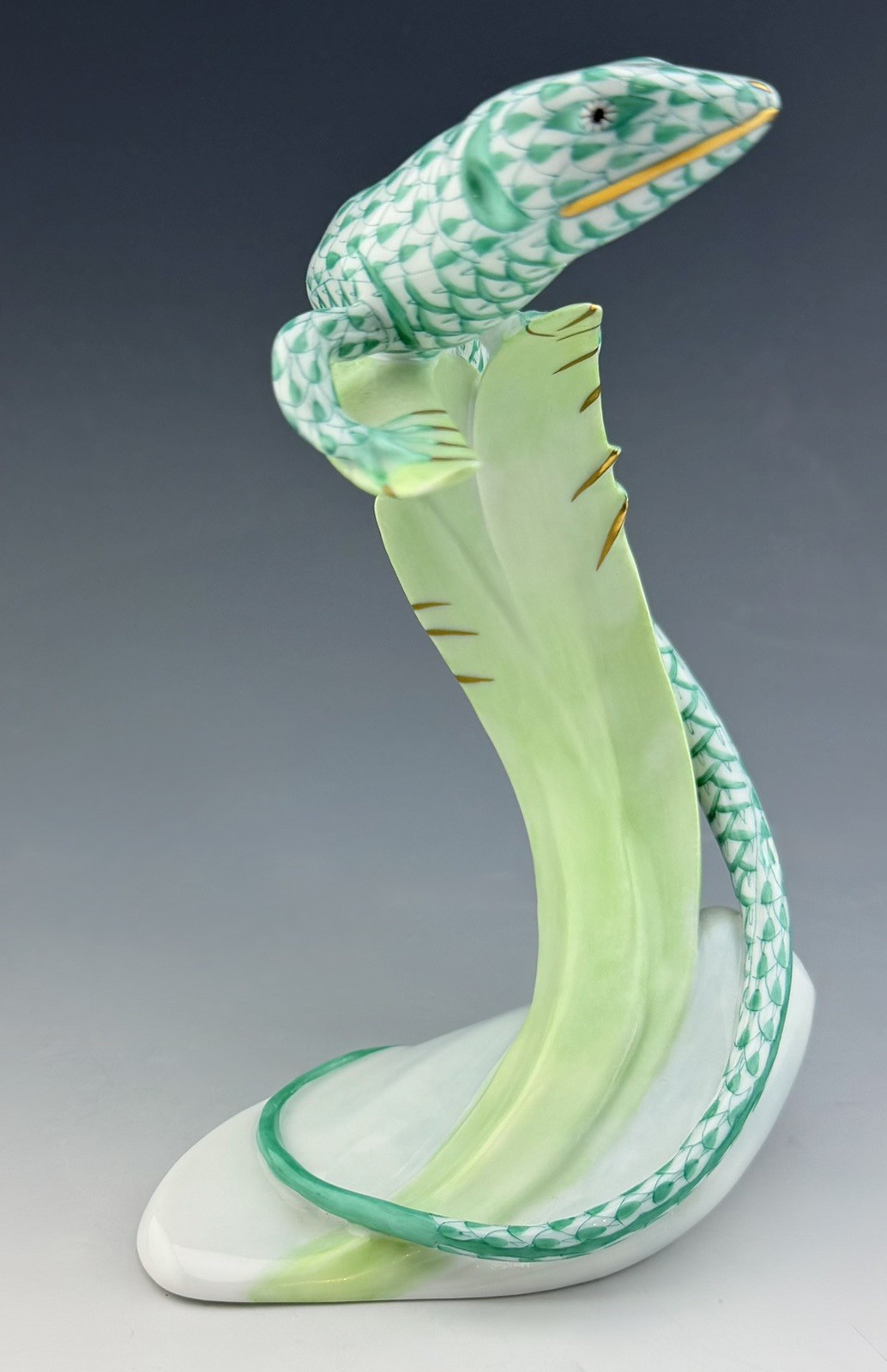 🦋 MINT HEREND LIZARD on Leaf Green 7” Fishnet Figurine ($1,315 Retail)