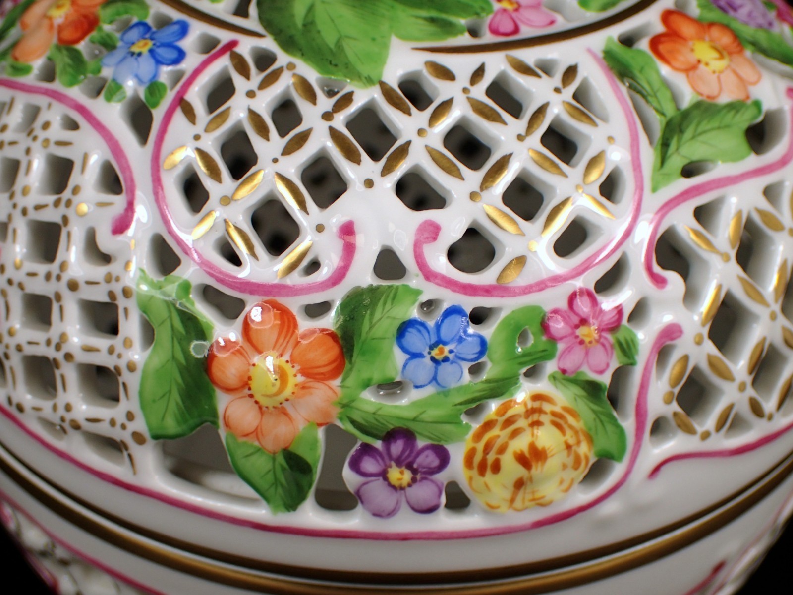MINT Vtg Herend 6212 Reticulated Bonbonniere Openwork 6″ Box Basket w Strawberry
