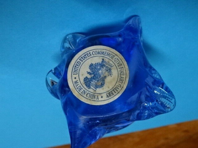 US Commemorative Fine Arts Gallery Blue Art Glass Figurine Penguin