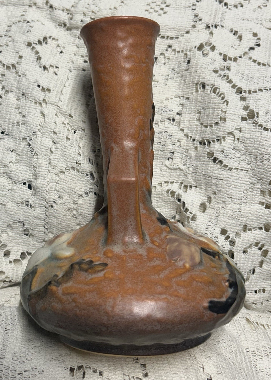 Beautiful Roseville Pottery 179-7 Magnolia Vase in Tan, White & Green 7 1/2”