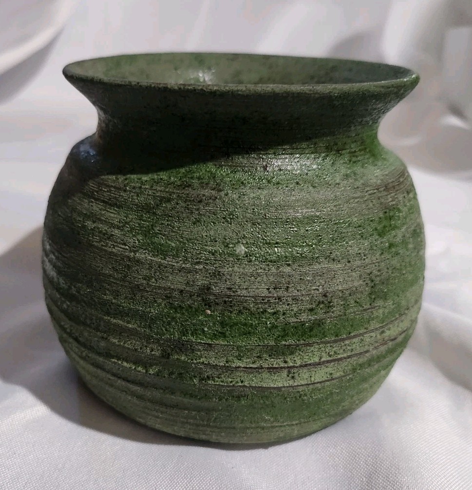 Studio Art Pottery Vase Textured Green Signed 4.5″T 5.5″D