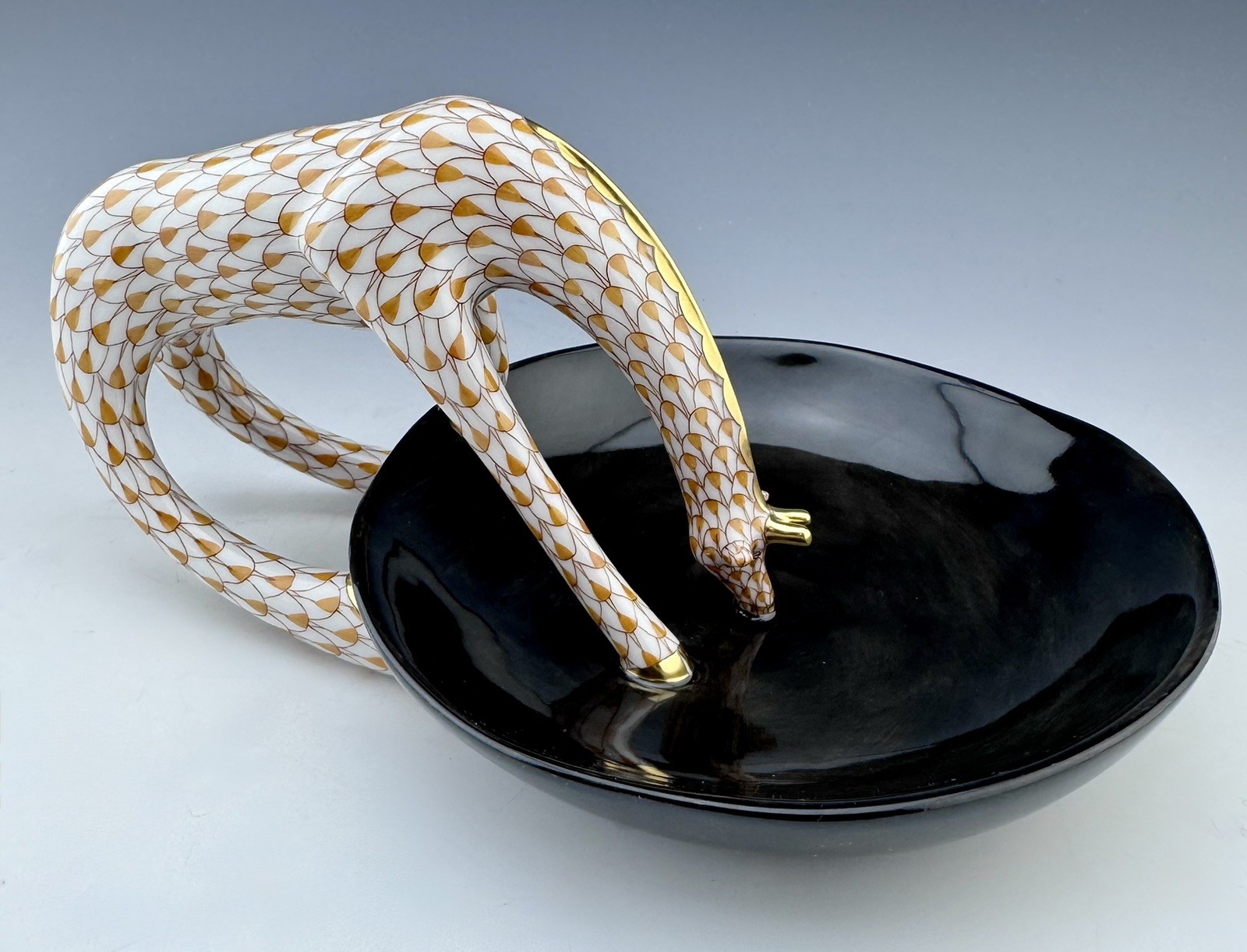 🦋 MINT HEREND 8” GIRAFFE at Watering Hole Butterscotch Fishnet Dish / Figurine