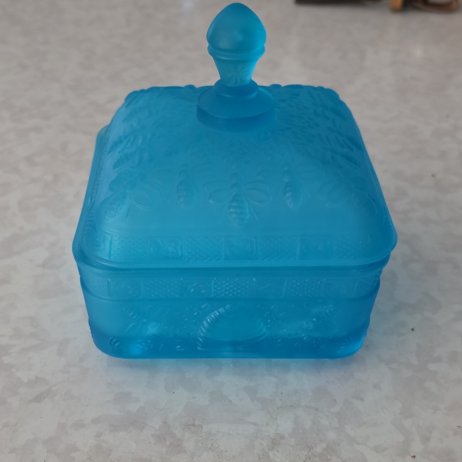 Tiara Frosted Blue Glass Square Bee Floral Trinket Box w/ Removable Lid 5x5x7