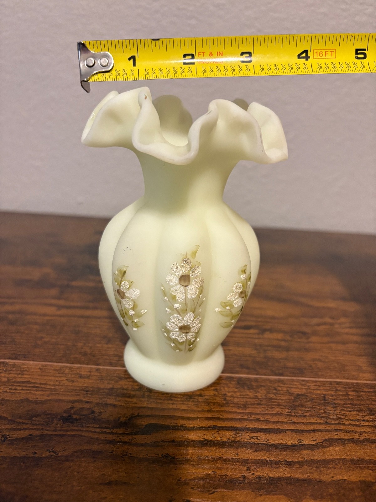 VTG Fenton Satin Custard 5 3/8″H Hand Painted Daises Melon Vase Uv Reactive
