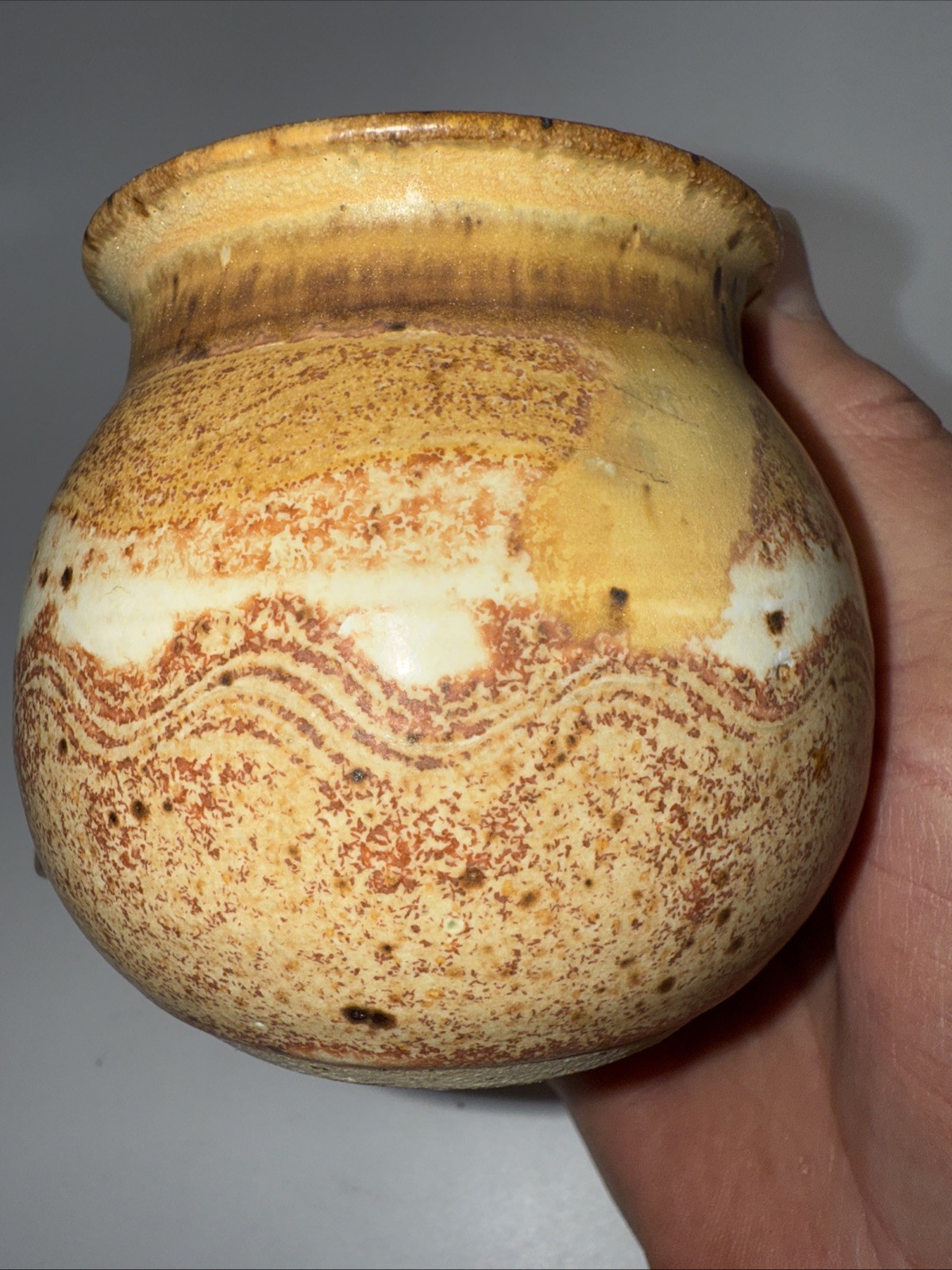 Vtg PM c1981 Studio Art Pottery Vase Rustic Tawny Earth Tones Specks Wave 3.25”H