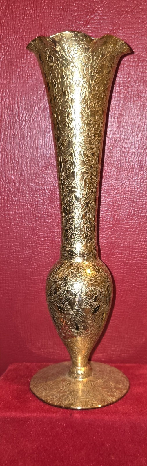 Petite 22 Karat Gold Floral Vintage MCM Glastonbury Lotus Ruffle Bud Vase USA