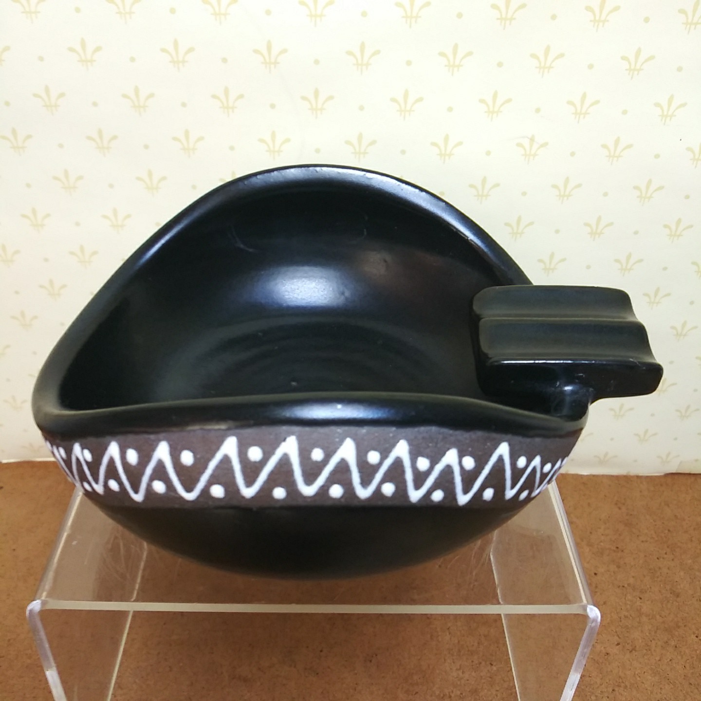 Vintage 5″ Black Norwegian Handmade Ashtray Norway MCM Clamshell Design Redware