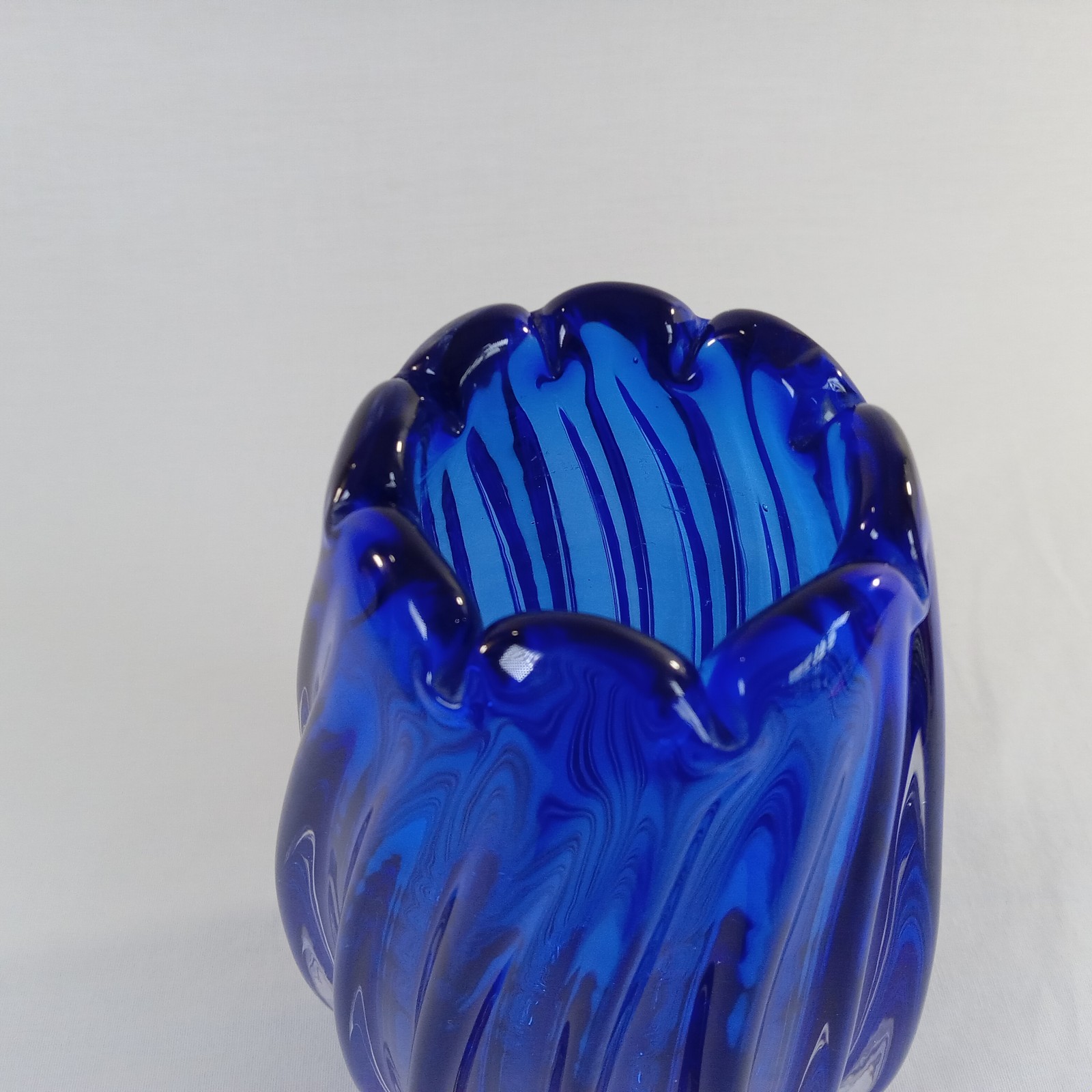 Stunning Cobalt Blue Art Glass Vase Heavy Ribbed Swirl Scalloped Rim 7.75″ Tall