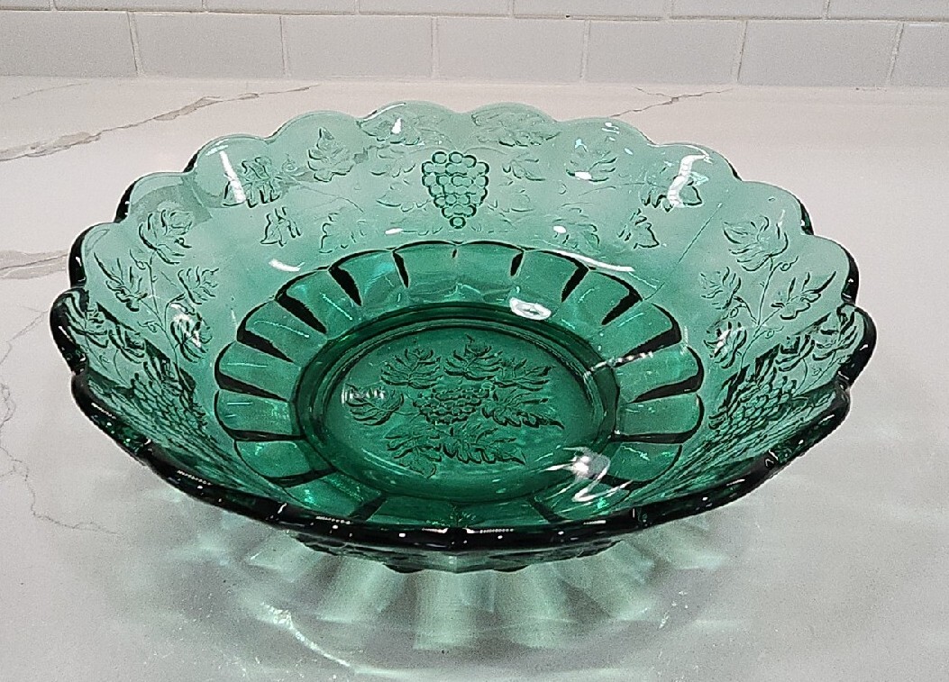 LARGE Fenton Forest Green Bowl, Grapes, Leaves, Fluted Edge 10″ Round EUC