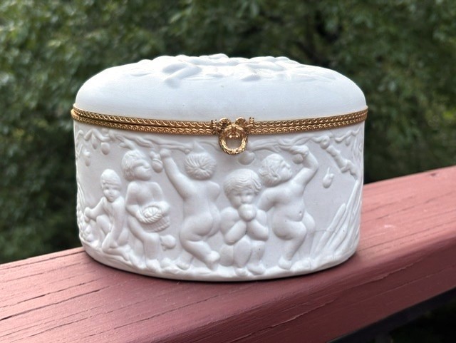 French Limoges Manufacture de Couleuvre Bas-Relief Cherub Porcelain Boudoir Box