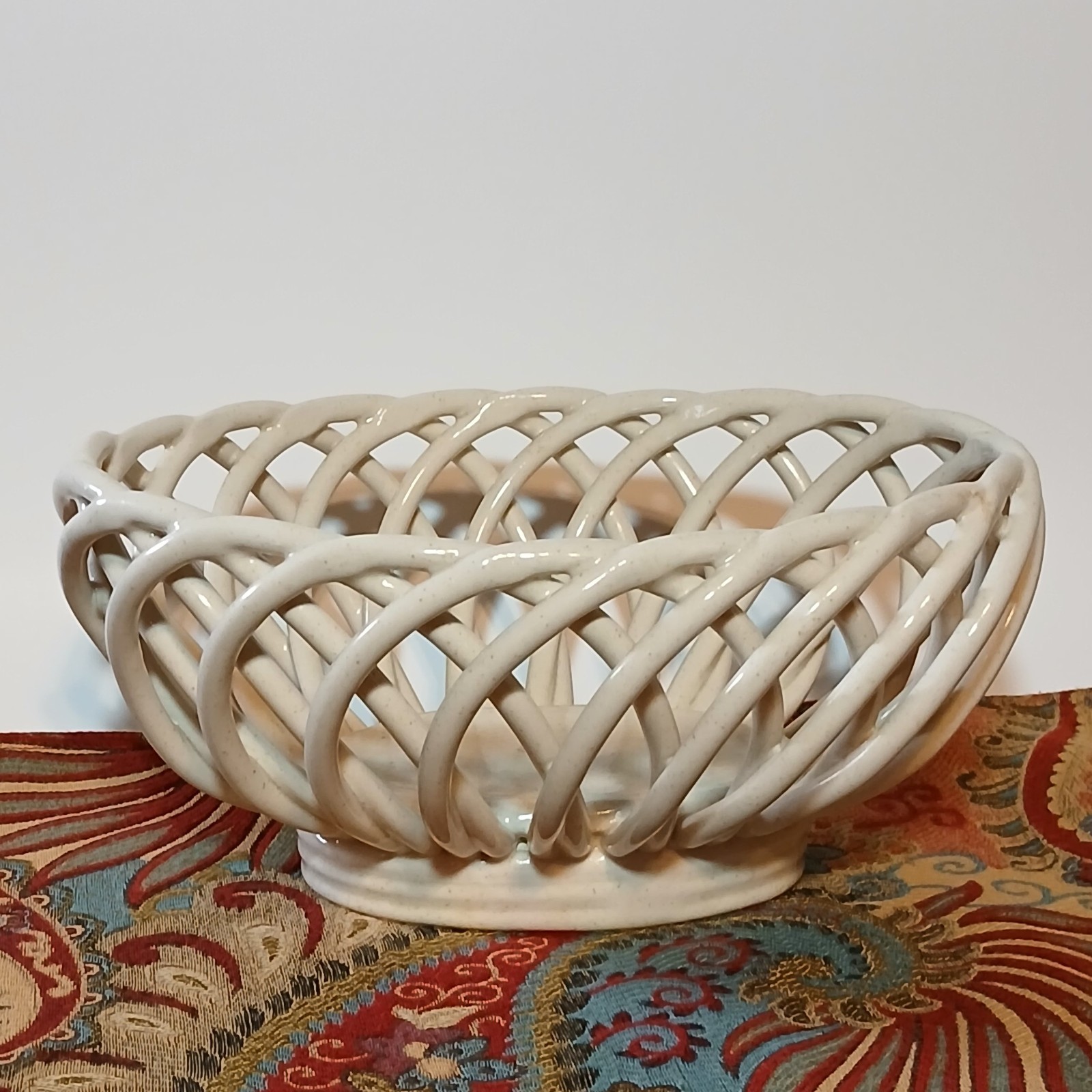 Williams Sonoma Eucalyptus Stoneware Cream Woven Oval Bread Fruit Bowl Vintage