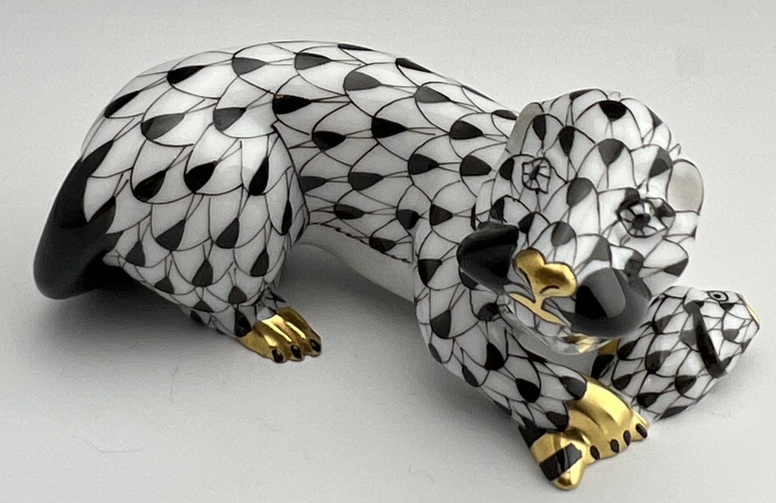 🦋 HEREND MINT Otter W/ Fish Black Fishnet Figurine ($480 Retail)