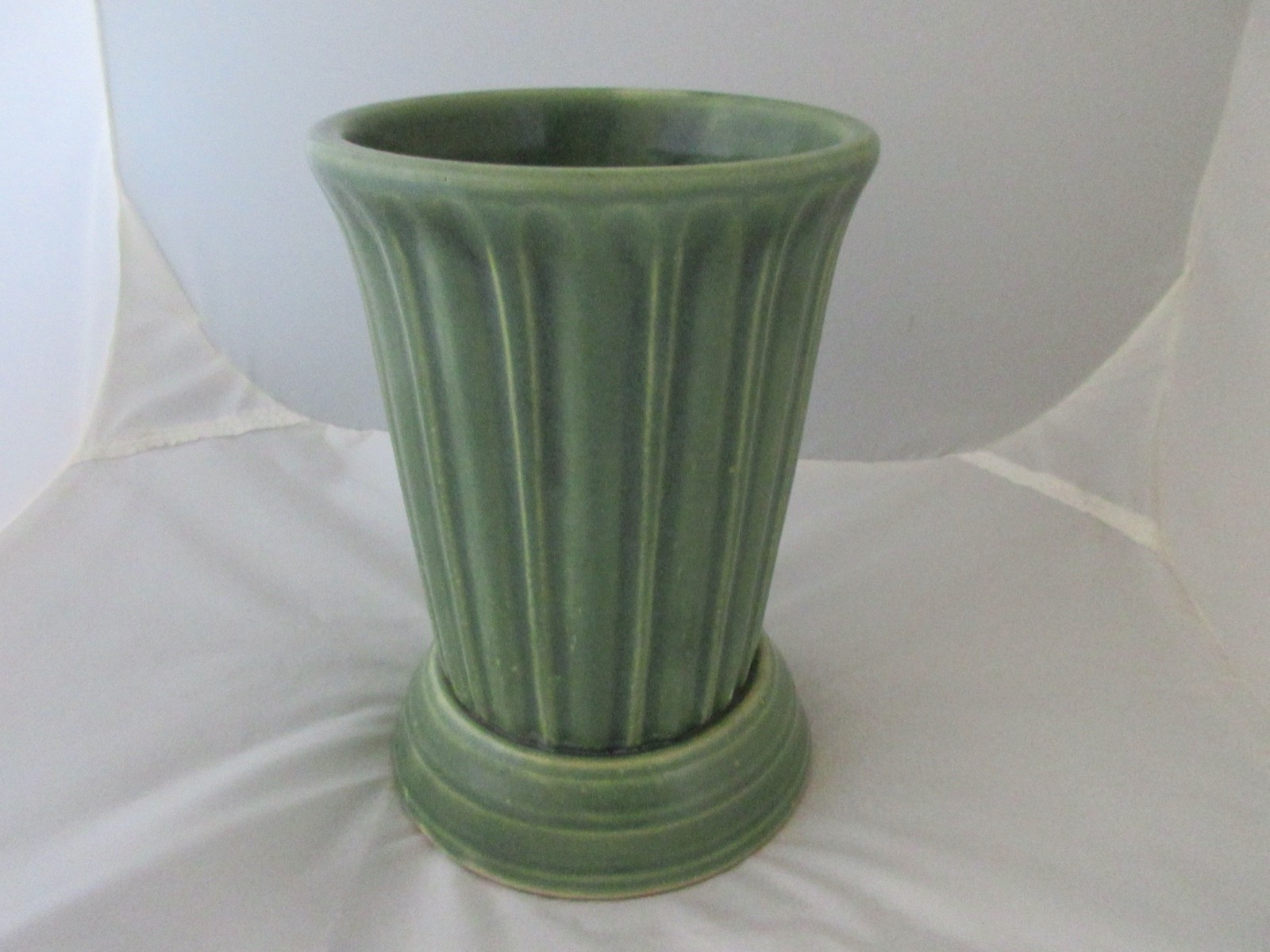 vintage GARDEN CITY POTTERY ribbed footed green vase – california pottery