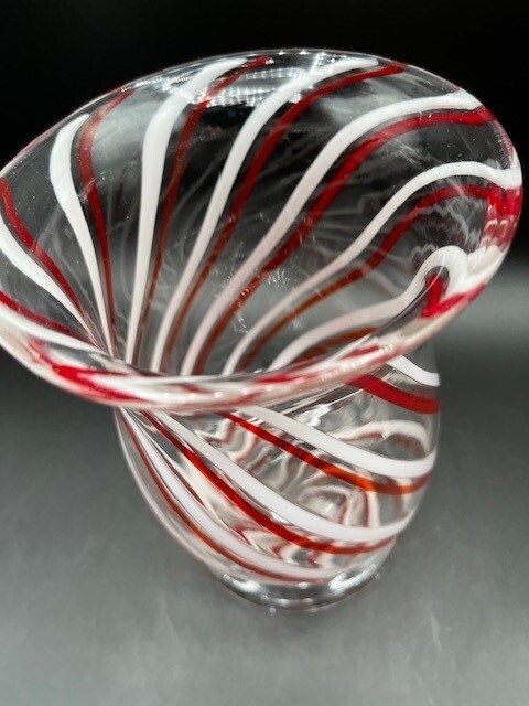 Hand Blown Art Glass “Infused Candy Cane Swirl” Vase 7″ X 4 3/4″ – Very Pretty