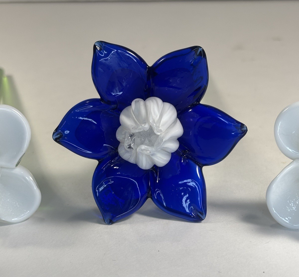 Handblown Glass Flowers Daffodils Blue and White w Green Stems 7.75” Long