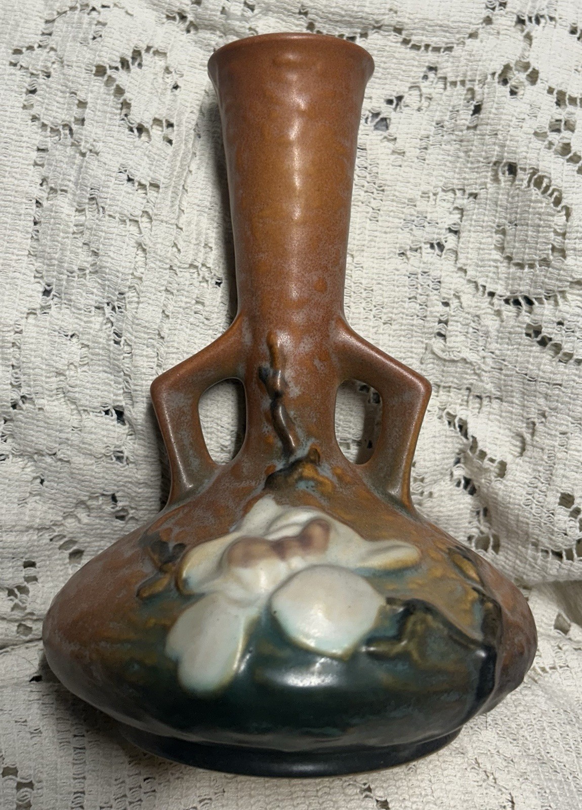 Beautiful Roseville Pottery 179-7 Magnolia Vase in Tan, White & Green 7 1/2”
