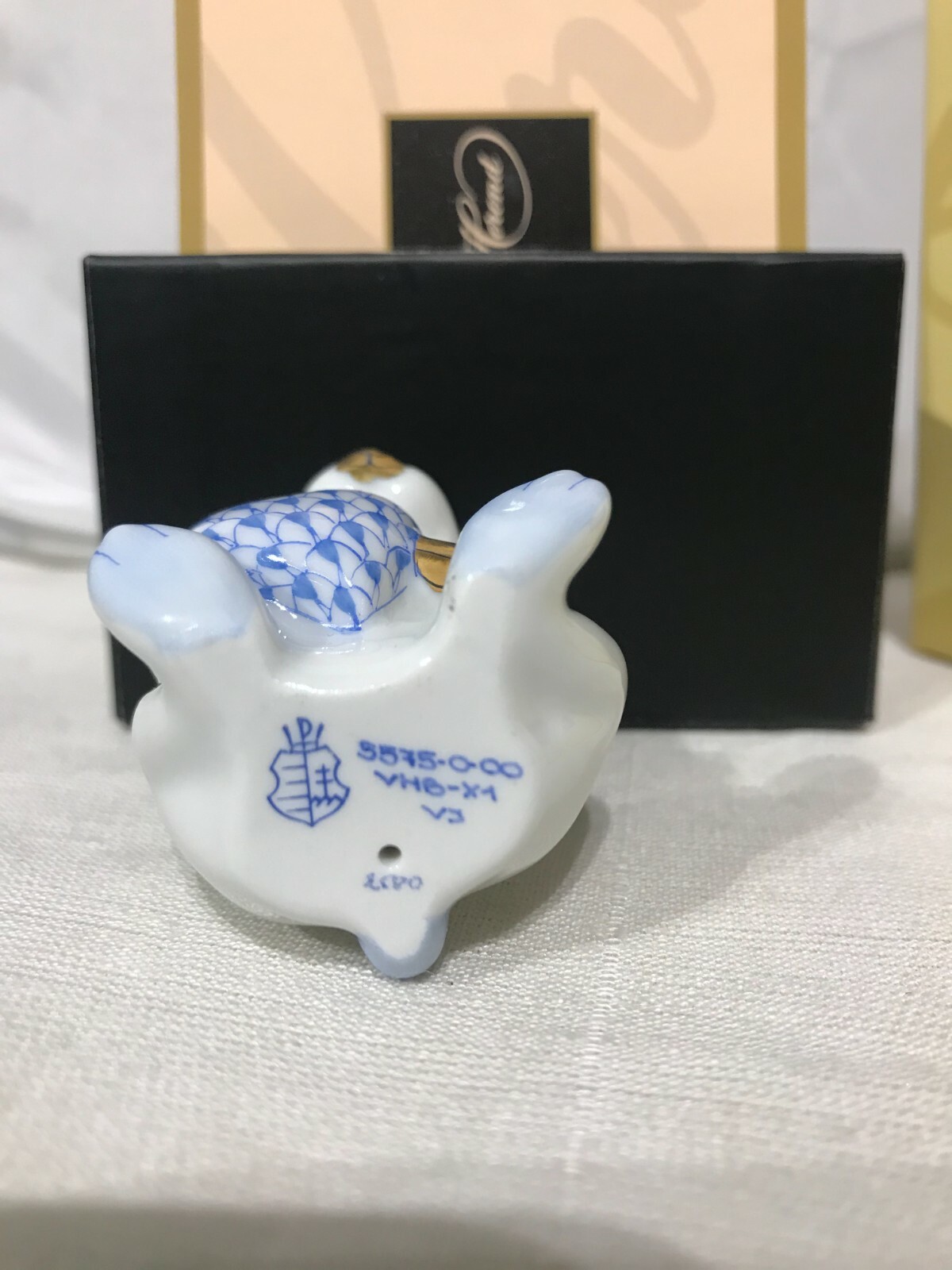 Herend Bunny with Heart Blue 5575-0-00 Brand New Box & Cert. Blue Fishnet