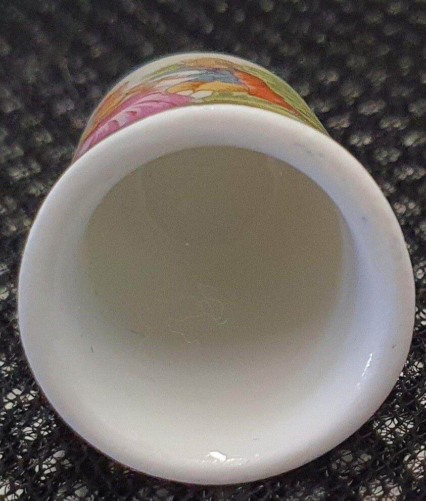 European Porcelain Style Thimble 3cm Tall Gilt Trim Courting Couple
