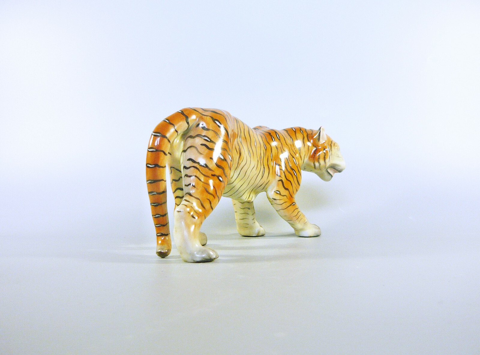 HEREND, TIGER BIG CAT ON THE HUNT 8″, HANDPAINTED PORCELAIN FIGURINE ! (B013)