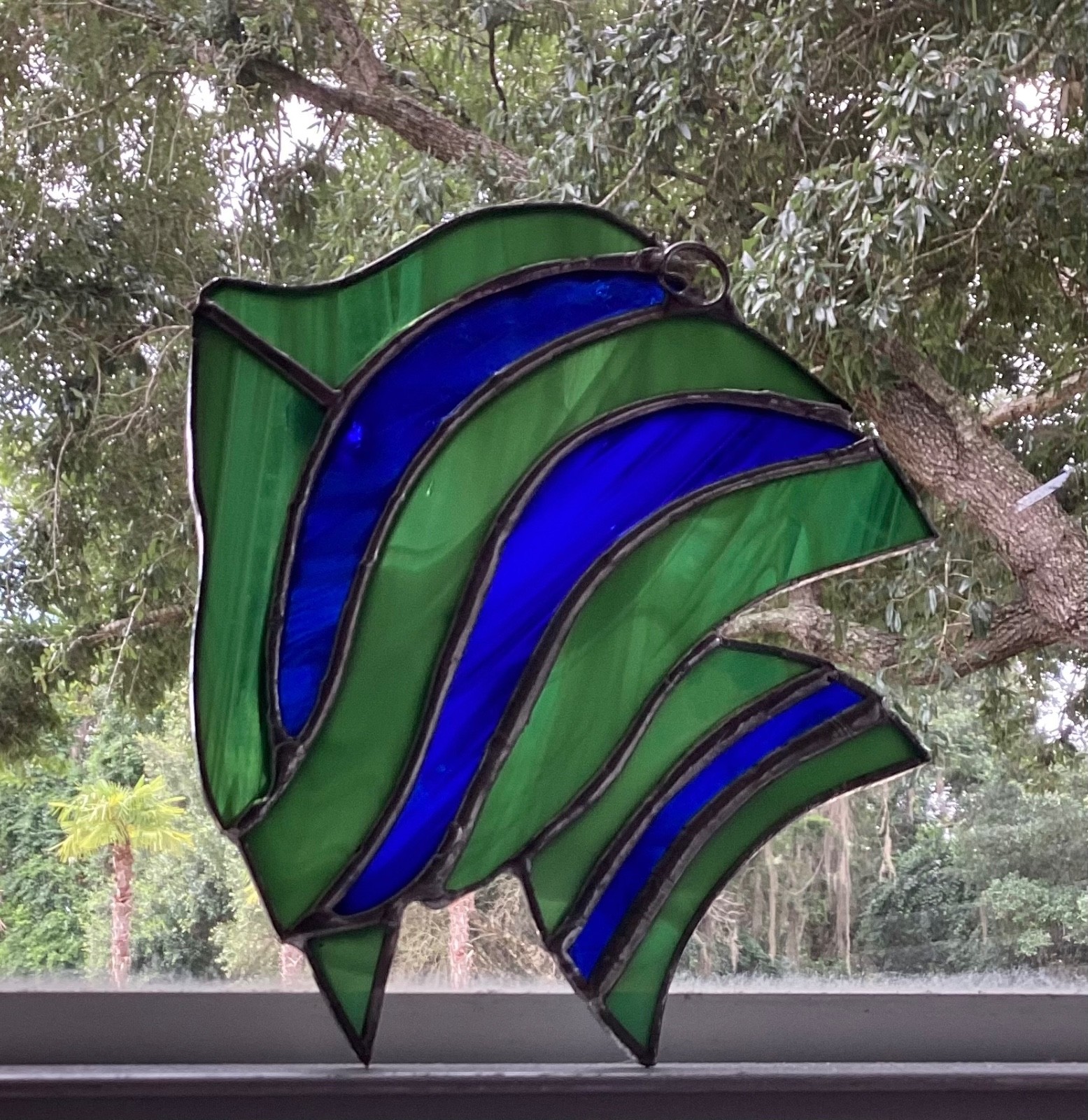 STAINED GLASS HANDCRAFTED GREEN AND BLUE STRIPED FISH GREEN EYE 5.25”X 5.5” NEW