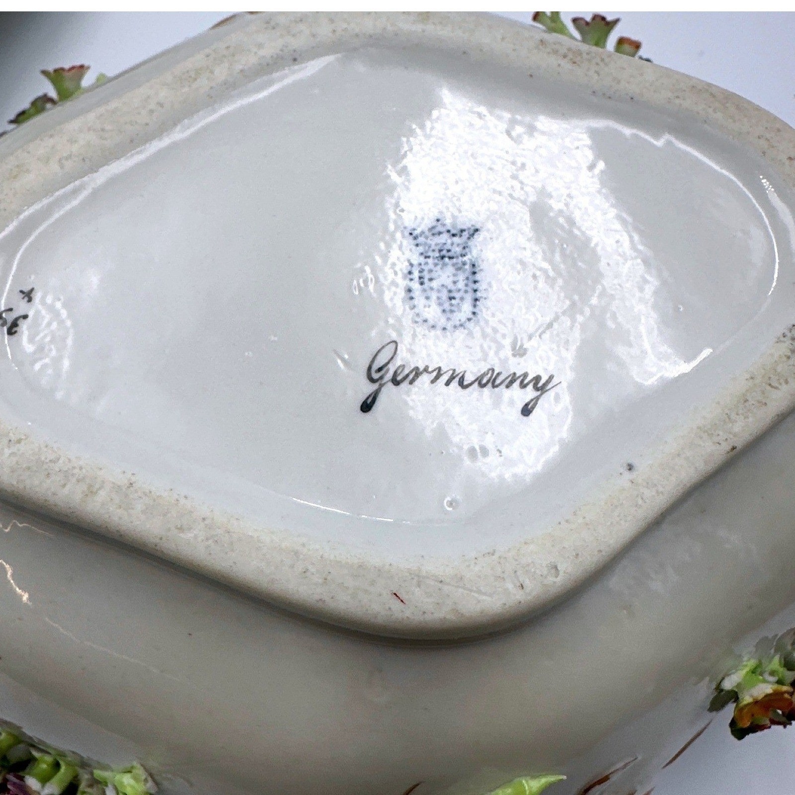 Vtg Porcelain Applied Flowers on Lid Oval Trinket Box Jewelry Container Germany