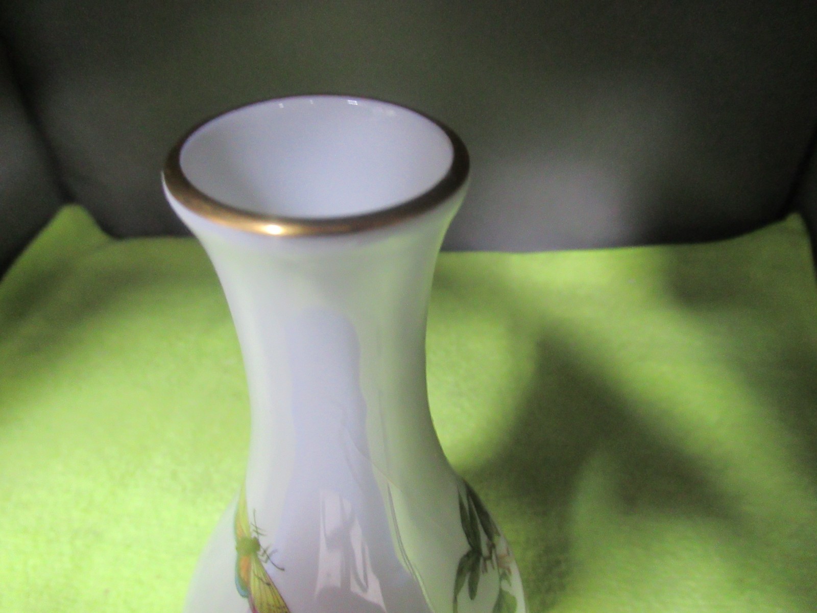 6 1/4″ Herend Hungary Rothschild Bird Hard Bud Vase 7052/RO