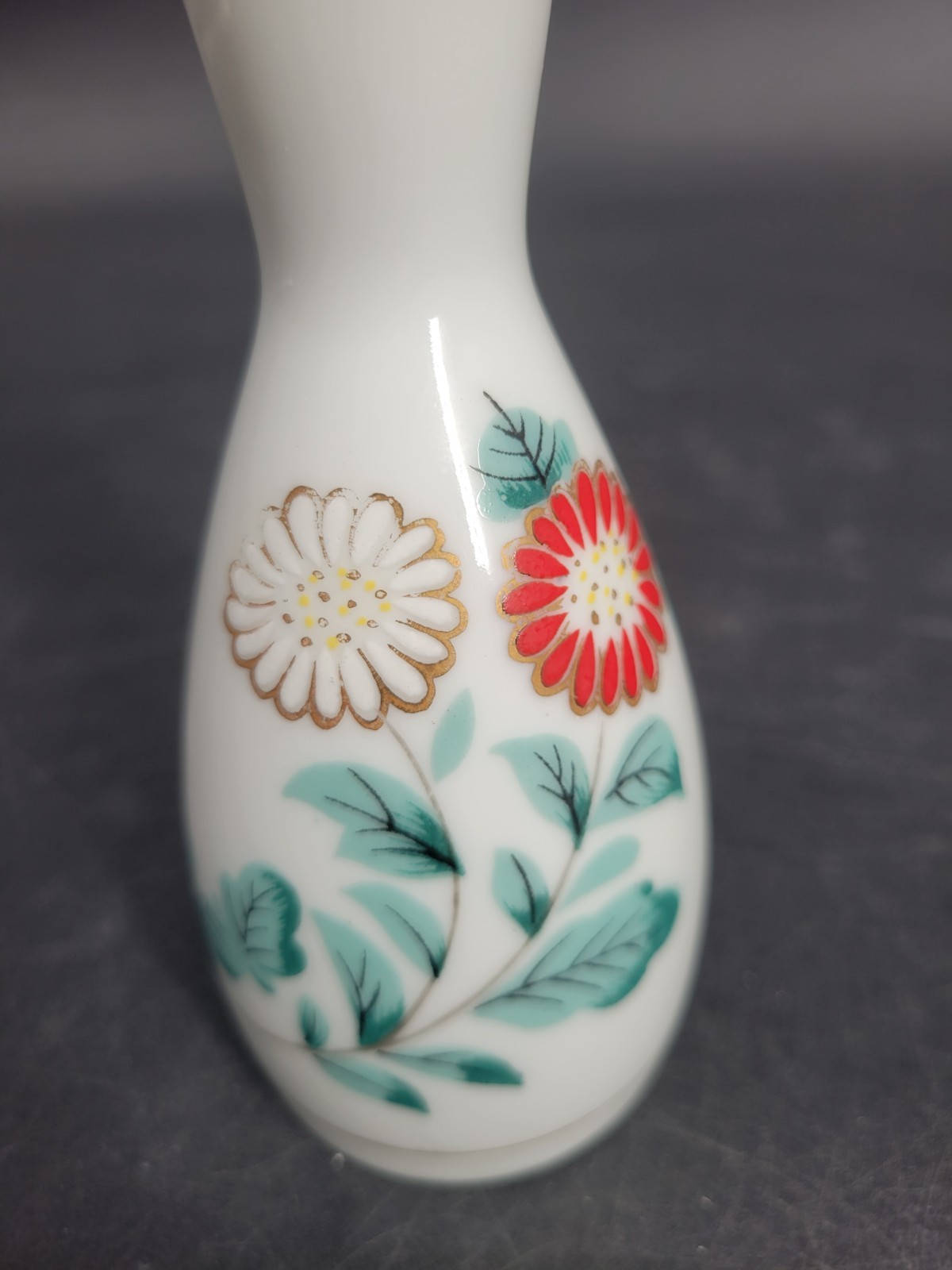 Very Pretty, Vintage Japanese Porcelain Floral Bud Vase / Sake Server – 5″