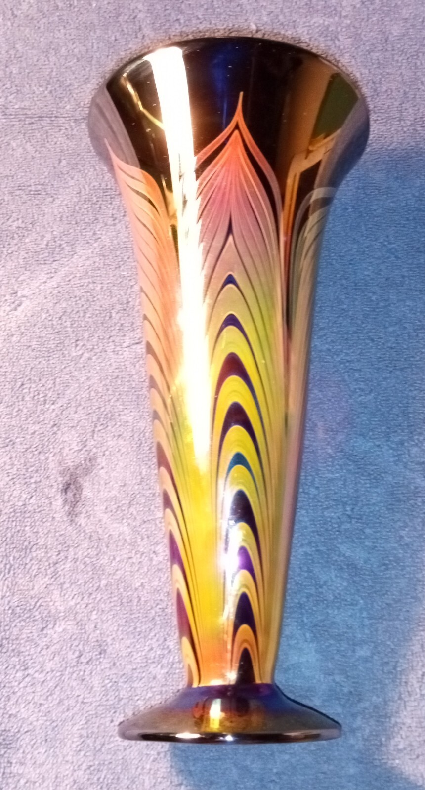 Signed 2006 Stuart Abelman V302MG-C Iridescent Feather Art Glass Vase 10-3/4″