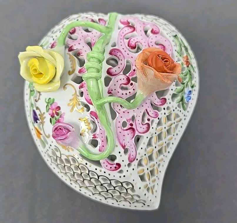 Herend Giftware Porcelain 3-3/4″ Heart Shape Reticulated Bonbon & Lid 6200/C