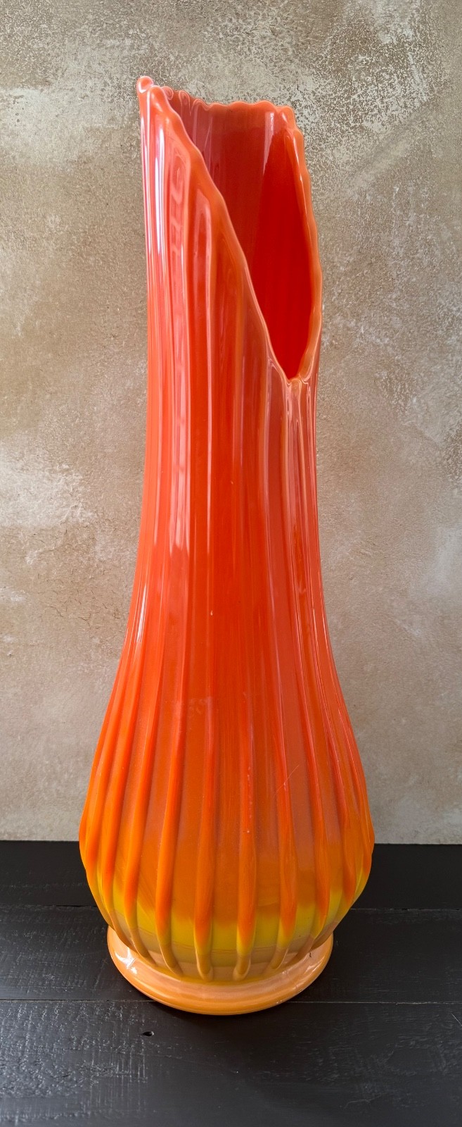 L. E. SMITH MCM BITTERSWEET RIBBED SWUNG STRETCH VASE ORANGE COLOSSAL 19.25”
