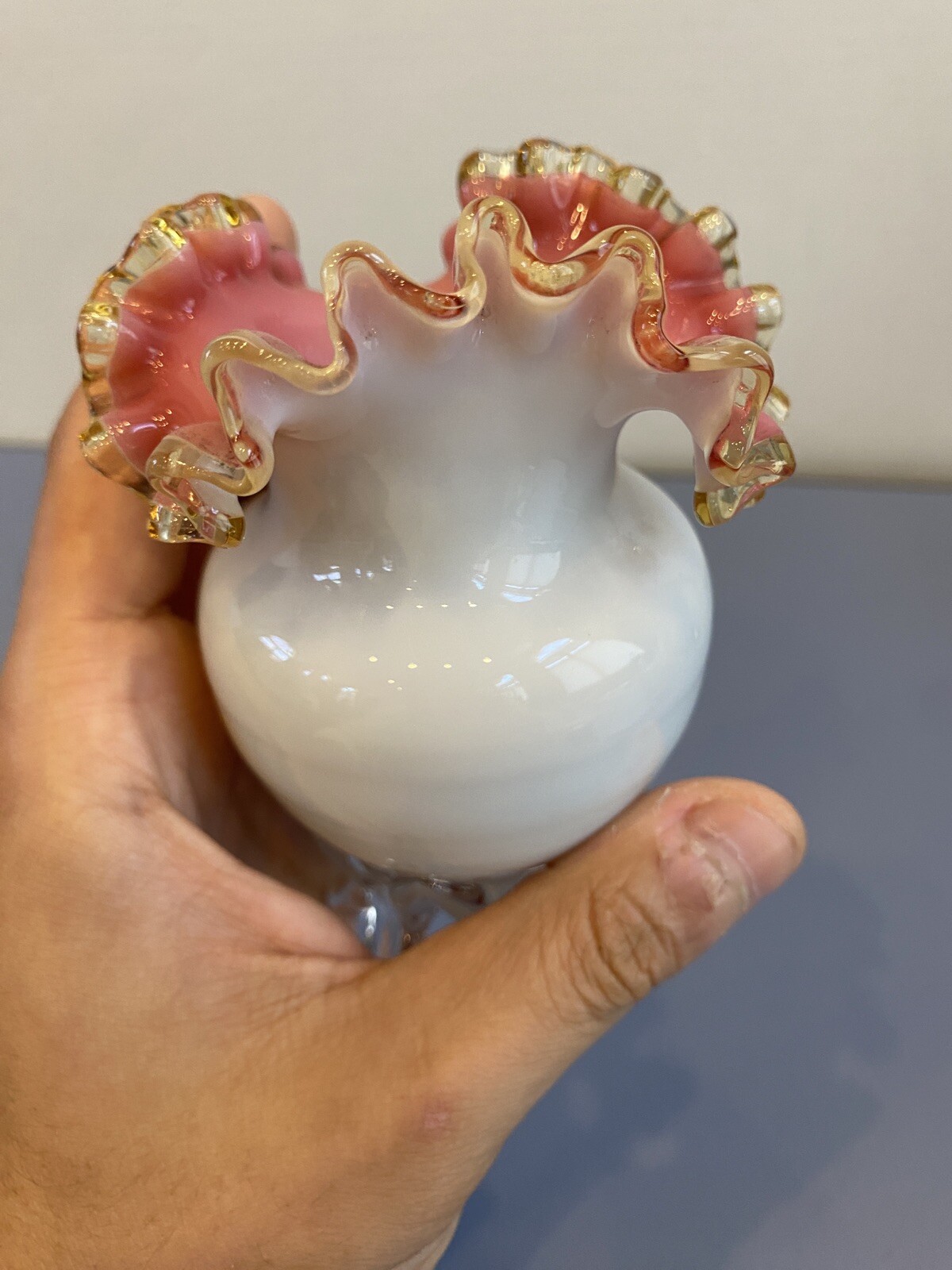 ANTIQUE VICTORIAN Pink & White Glass Amber Ruffled Rim Vase W/Clear Base 4.75″H
