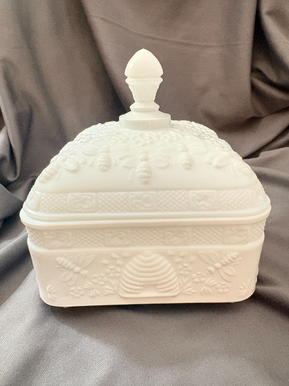 VTG Indiana Glass Company Milk Glass Honeycomb Bee Box w/ Legs Lid READ DESCRIPT