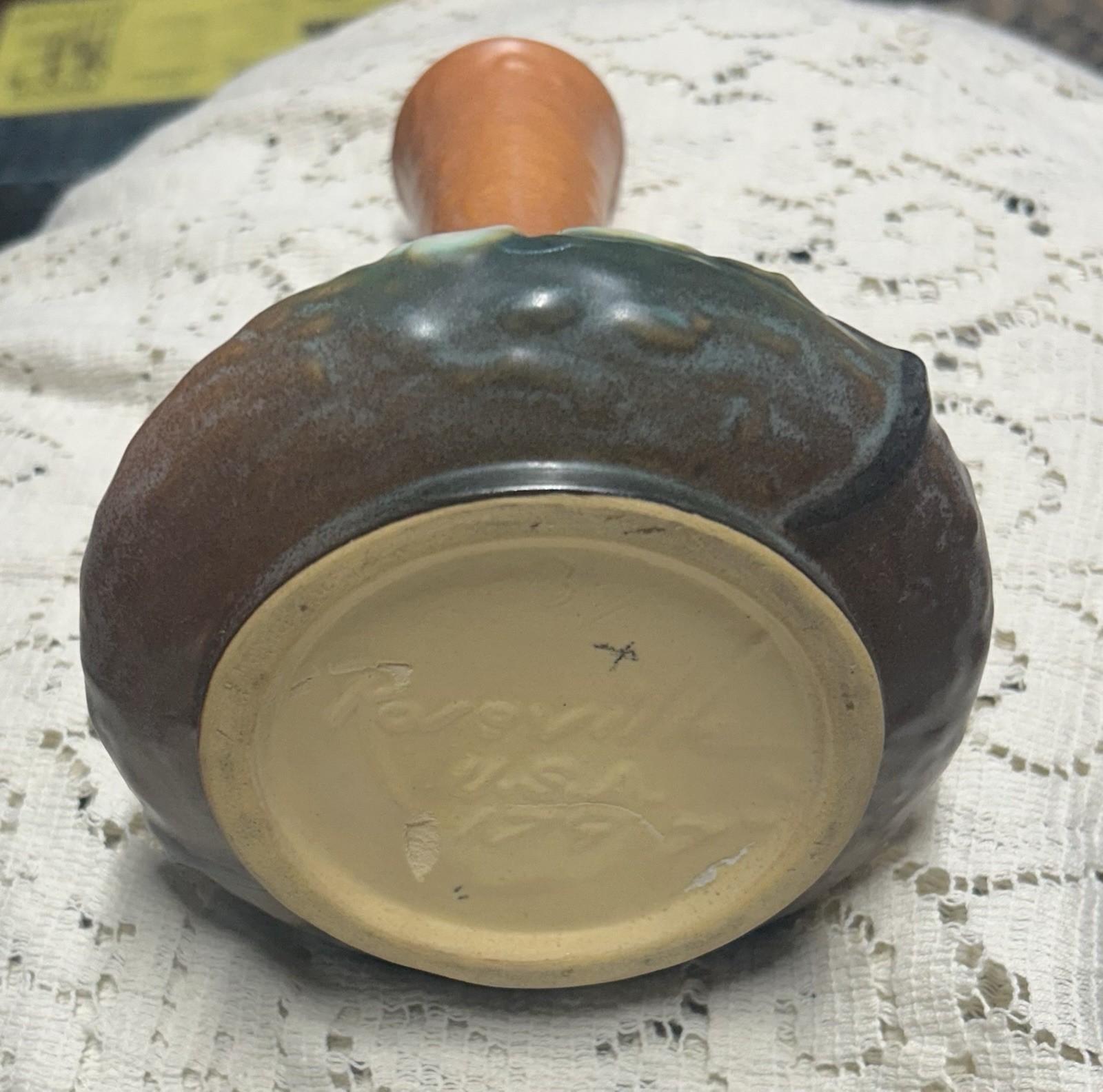 Beautiful Roseville Pottery 179-7 Magnolia Vase in Tan, White & Green 7 1/2”