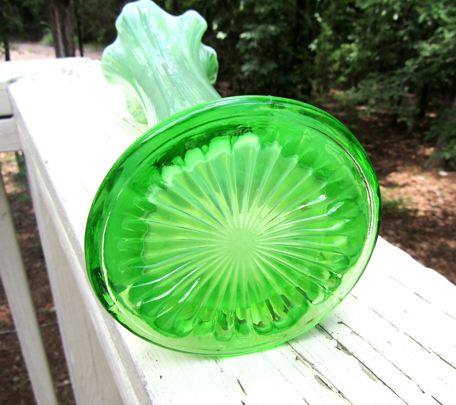 Northwood Glass / Celery Green Opalecsent / PULLED FEATHER SWUNG VASE / 11″