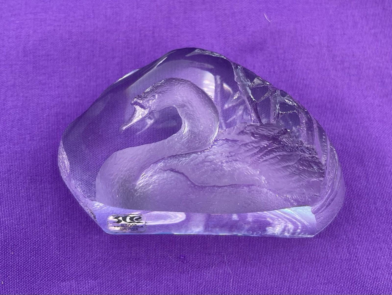 Mats Jonasson Sweden Etched Lead Crystal SWAN Paperweight in Original Hinged Box